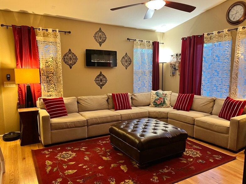 Living room - 325 Stone Creek Dr