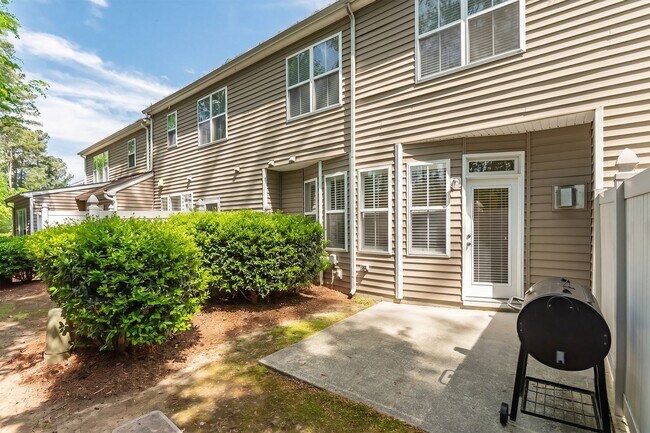 Building Photo - Renovated Cary Townhome | 3BR + Garage | Near RTP & RDU