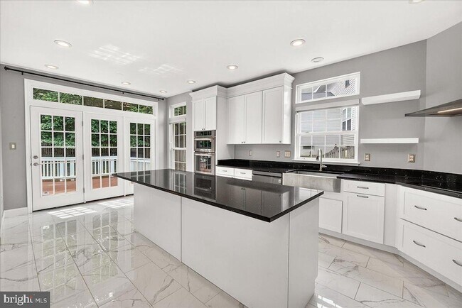 Building Photo - 6455 Saddlebrook Ln