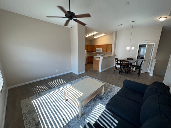 Building Photo - BEAUTIFUL 2BD/2BA SOUTHEAST