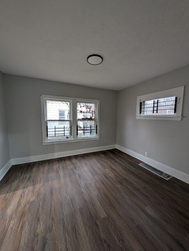 Building Photo - Charming 3BR 1BA Home w/  Solar Panels • Driveway in Cleveland