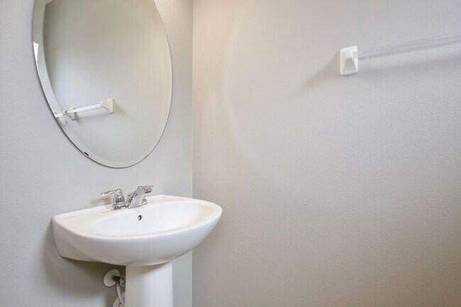 Building Photo - Gorgeous 3/2.5 Modern Townhome with 1 Car ...