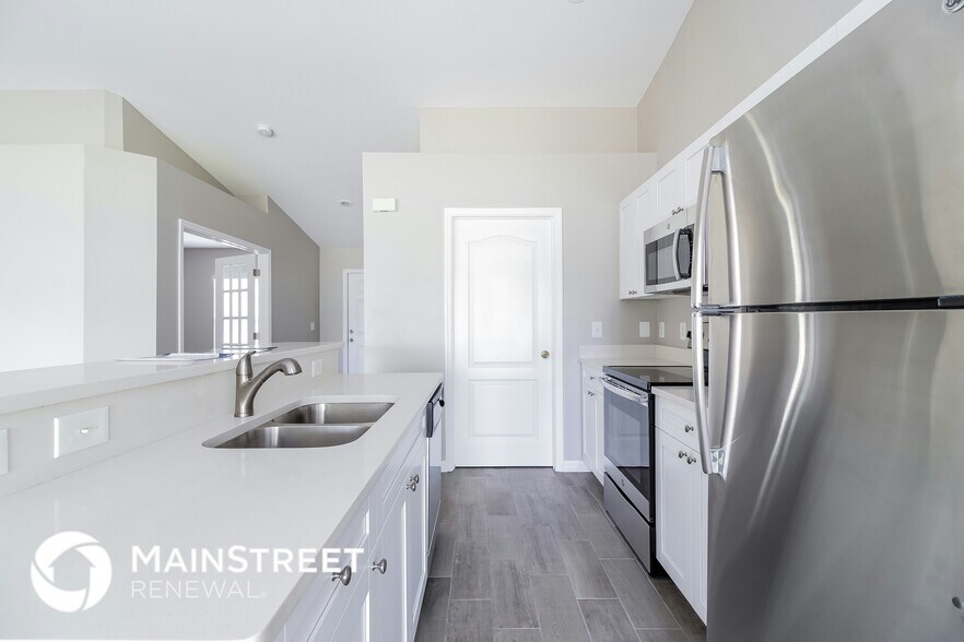 Building Photo - 3010 SW 11th Pl