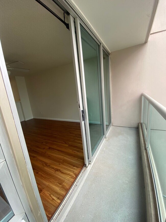 Building Photo - 1 Bedroom / 1 Bathroom Condo with Lanai + ...