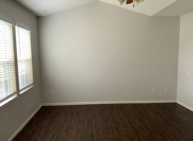 Building Photo - 115-115 Bradley Ct