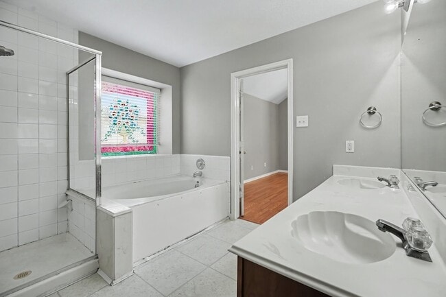 Building Photo - 526 Oak Briar Dr