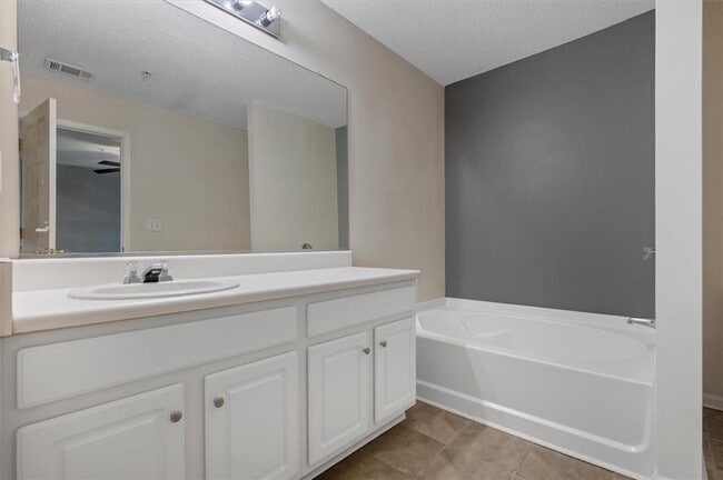 Building Photo - 220 Magnolia Leaf Dr