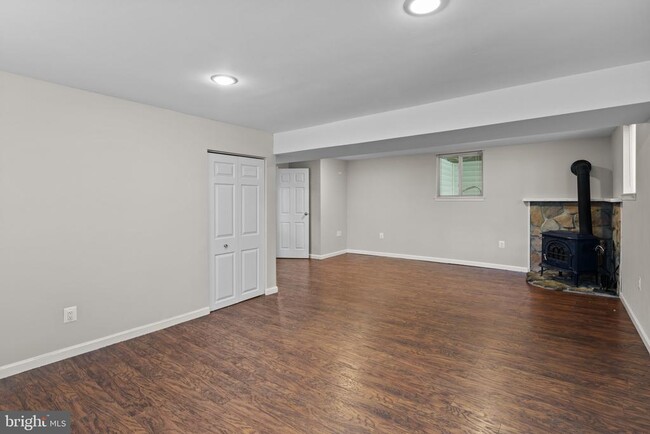 Building Photo - 328 Edgemere Dr
