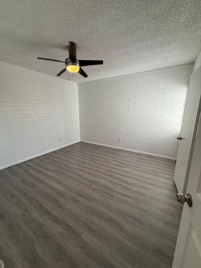 Building Photo - MOVE IN SPECIAL