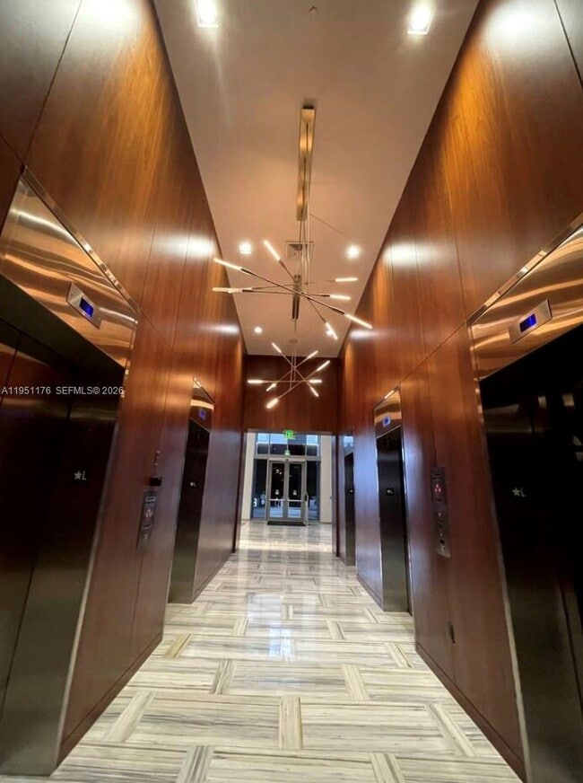 Building Photo - 1300 Brickell Bay Dr