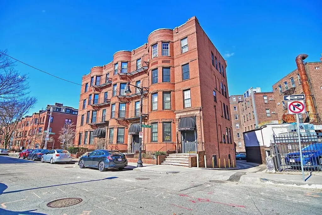 Building Photo - 27 Saint Stephen St