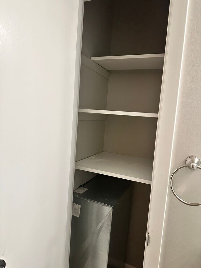 Building Photo - 708 Cave Mill Rd