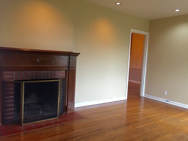 Building Photo - $500 OFF FIRST MONTH'S RENT! Queen Anne Cr...