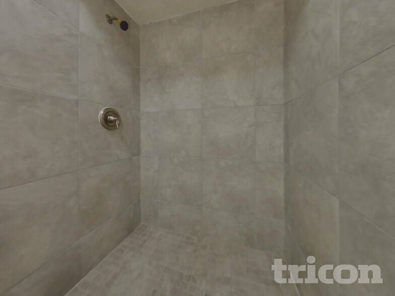 Building Photo - 802 Gullberry Ln