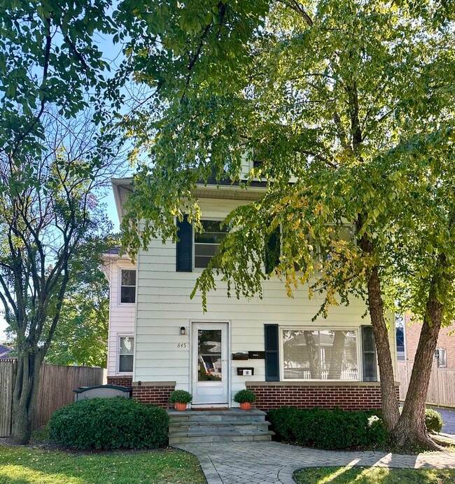Building Photo - 845 Oakwood Ave