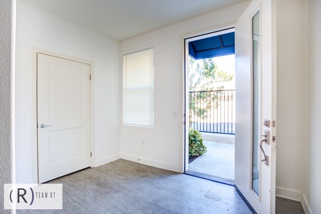 Building Photo - TRI-LEVEL TOWNHOME IN ELEMENTS OF ROSEMEAD!