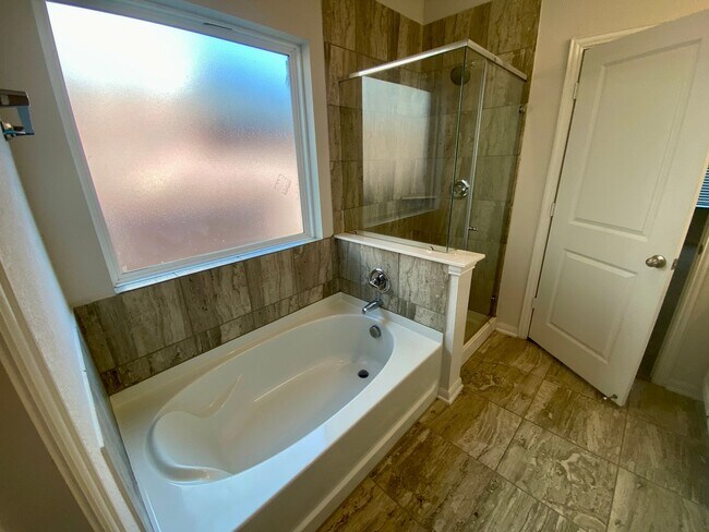 Building Photo - Spacious 4/2.5 beauty ~ Refrigerator/Washe...