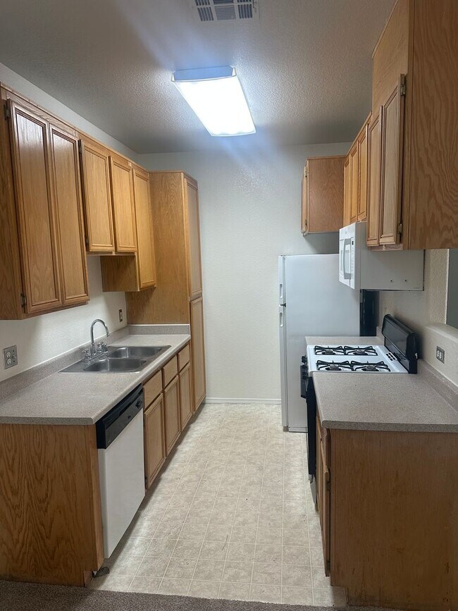Building Photo - NE Near Nellis! Gated! Community Pool, Spa...