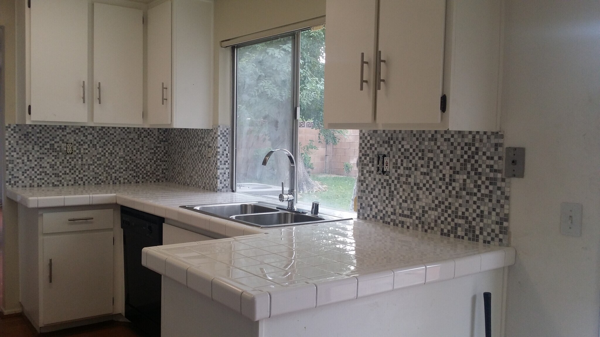 Building Photo - 10123 Hanna Ave