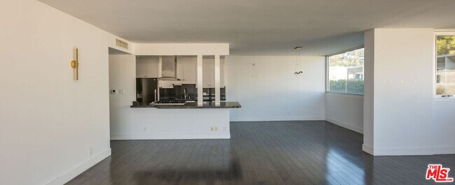 Building Photo - 8787 Shoreham Dr