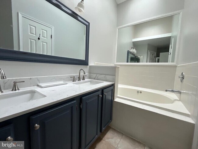 Building Photo - 2212 Historic Dr