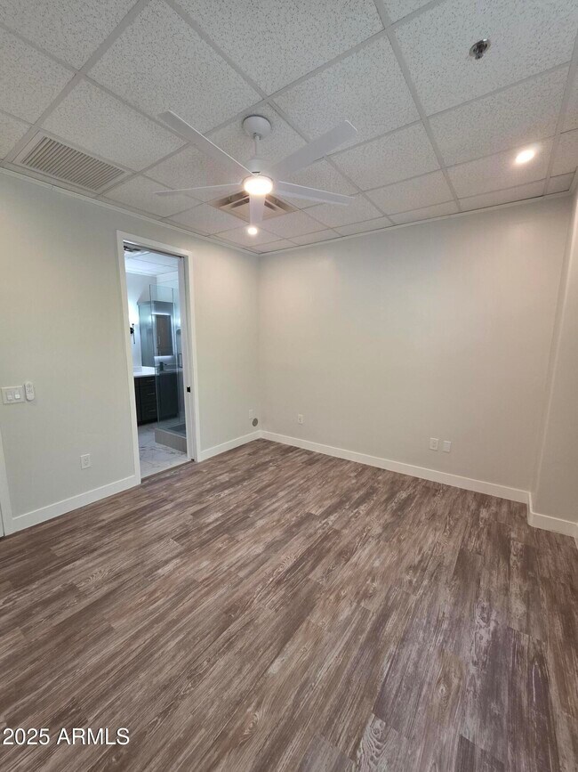 Building Photo - 16715 E Parkview Ave
