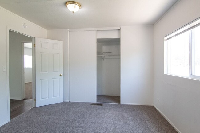 Building Photo - $500 MOVE IN SPECIAL Manufactured Home for Rent in Redding CA | 1 Acre, Large Deck, Pet Friendly