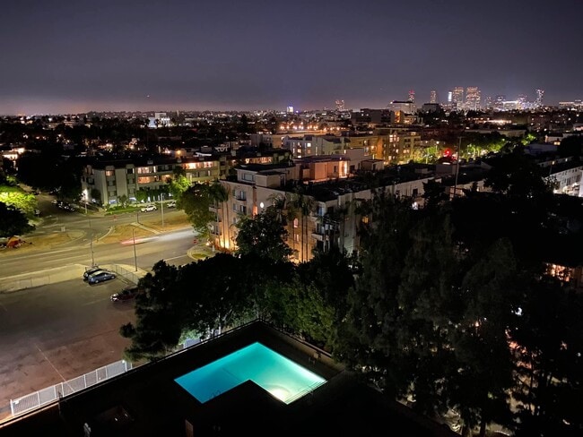 Building Photo - 321 S San Vicente Blvd