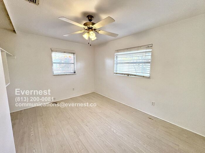 Building Photo - 105 S Fernwood Ave