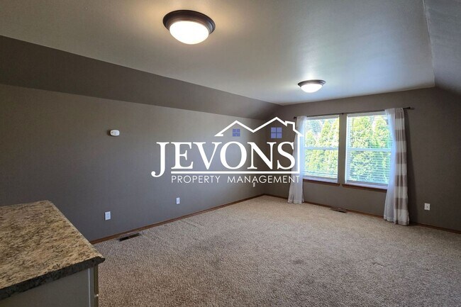 Building Photo - Coming soon! 3 Bed / 2.5 Bath Single-Family Home in West Yakima