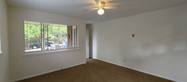 Building Photo - Duplex walking distance to UTC!