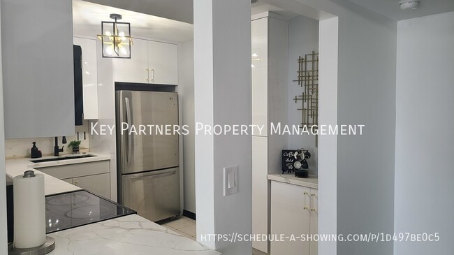 Building Photo - 2500 Parkview Dr