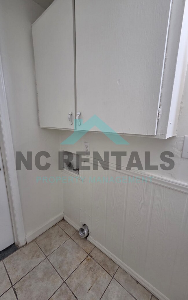 Building Photo - 7000 Longstreet Dr