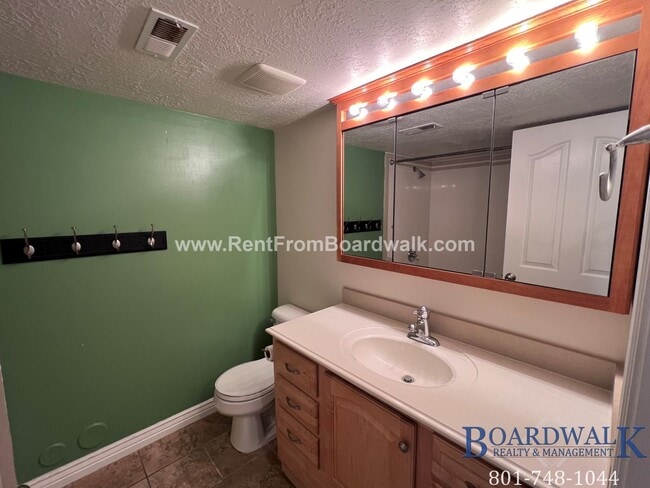 Building Photo - SPECTACULAR 5 Bed home in South Jordan!
