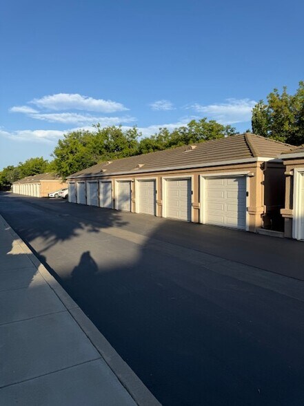 Building Photo - 1360 Shady Ln
