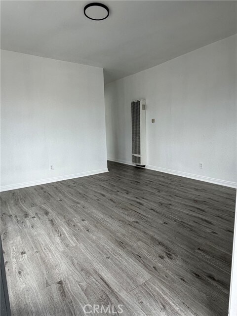 Building Photo - 304 W Cedar St