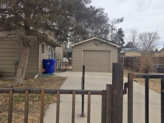 Building Photo - 807 Hutchinson Dr