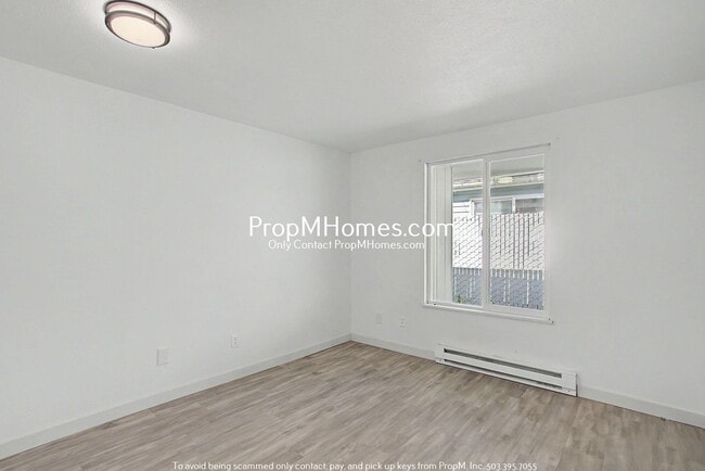 Building Photo - Updated Two Bedroom Duplex in Sellwood - Garage Included!