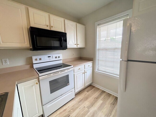 Building Photo - 2BR Condo in Holton Place – Pool, Porch, a...
