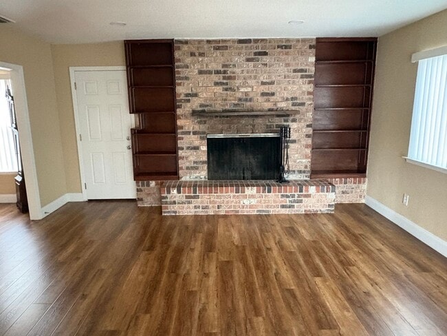 Building Photo - Beautiful 4 bedroom home