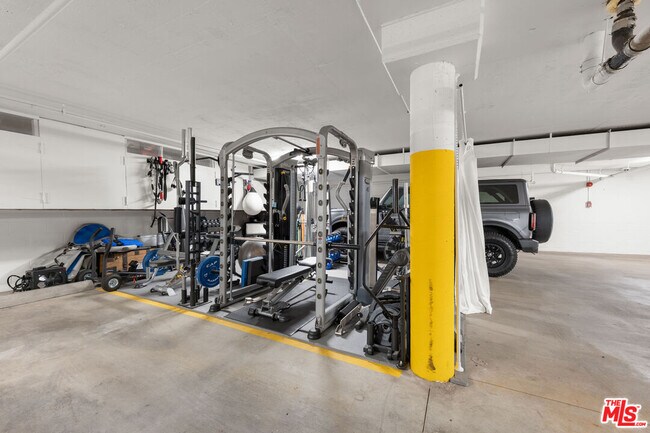 Building Photo - 8601 West Knoll Dr