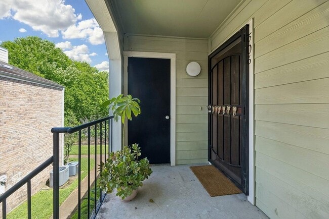 Building Photo - 6602 Harbor Town Dr