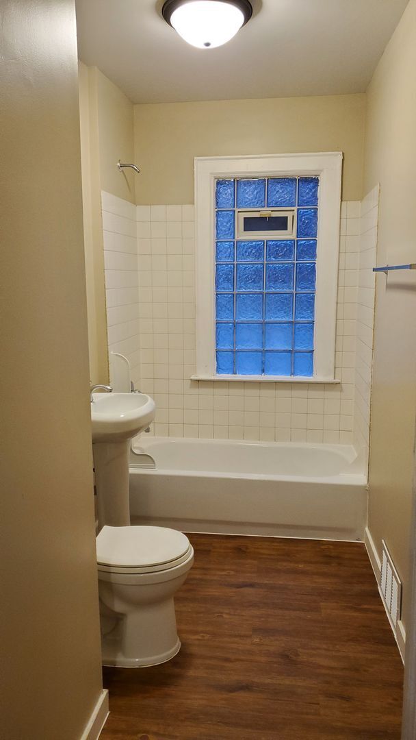 Building Photo - Newly Updated Spacious Three Bedroom Upper...