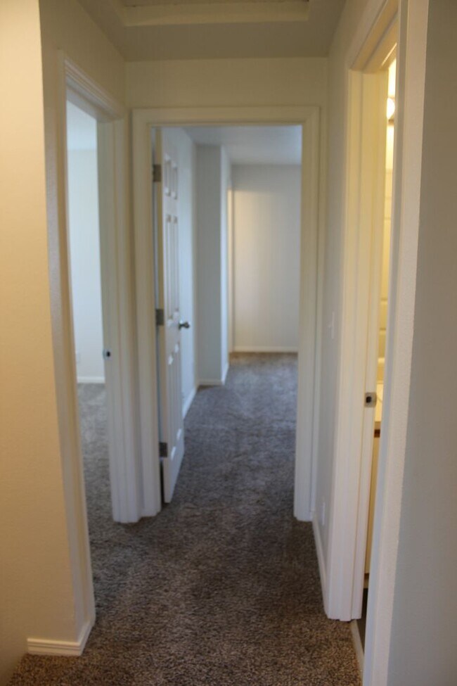 Building Photo - 4 bedroom, 2.5 bath home in quiet Scappoose neighborhood