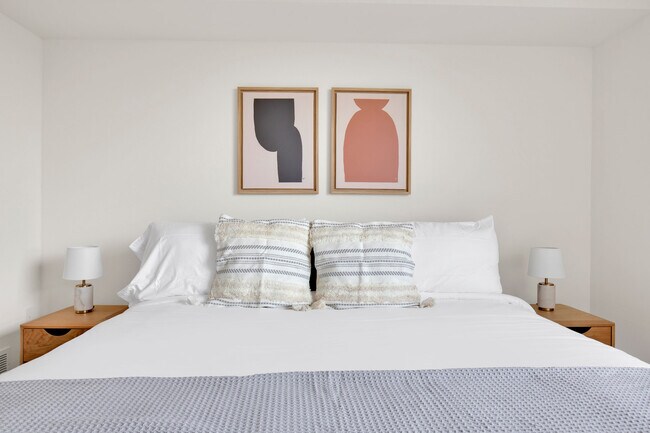 Building Photo - 330 3rd Ave W