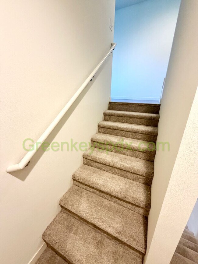Building Photo - Modern 2-Bedroom Townhome on 3 Levels with Garage, A/C and Private Patio – Great SE Portland Loca...