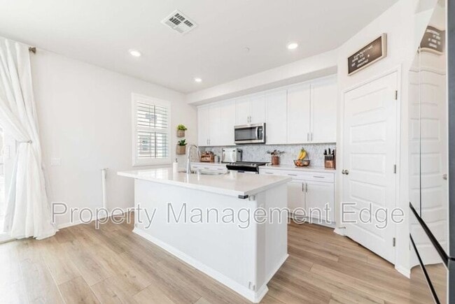 Building Photo - 40709 Melrose Dr