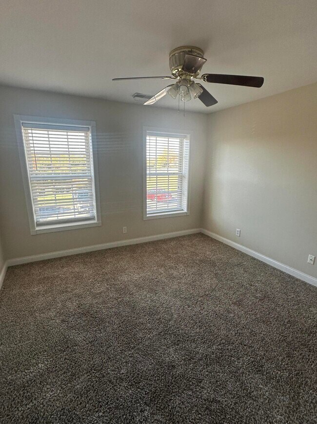 Building Photo - 6 Hudson Hollow Road