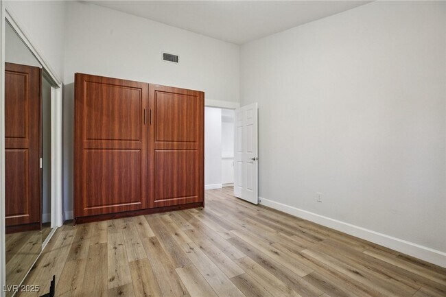 Building Photo - 2504 Youngdale Dr