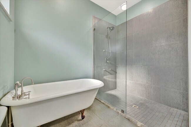 Building Photo - Beautiful 4 bed/ 3.5 bath Rental ~ Coming September